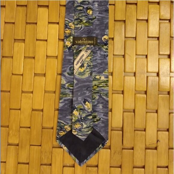 EUC VALENTINO Blue w/Lily Pads, Yellow Flowers & Rippling Water 100% Silk Tie - Picture 5 of 6